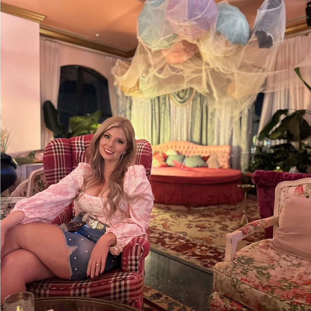 Meet your Posher, Felicia